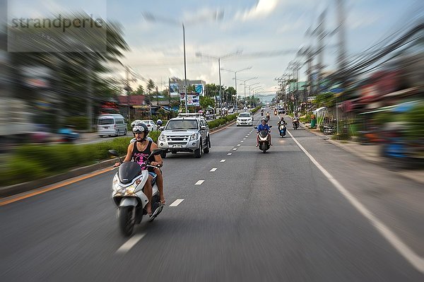 Straße mit Motorrollern  Phuket  Thailand  Asien