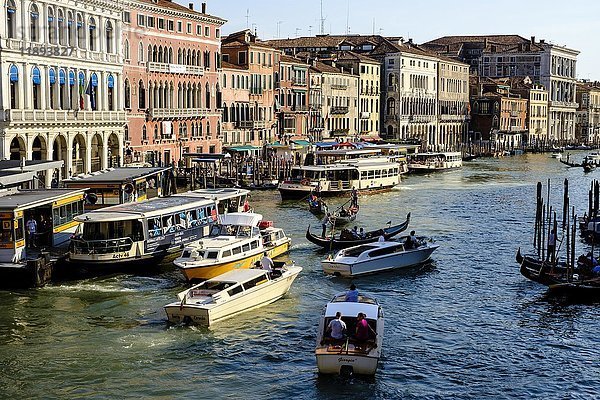 Bootsfahrt auf dem Canal Grande an der Haltestelle Rialto  Venedig  Venetien  Italien  Europa