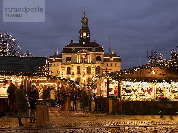 Rathaus  Weihnachtsmarkt  Marktplatz  Lüneburg  Niedersachsen  Deutschland  Europa