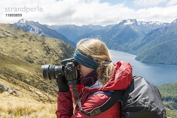 Junge Frau beim Fotografieren  Kepler Track  Fiordland National Park  Southland  Neuseeland  Ozeanien