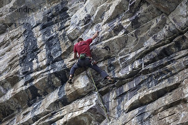 Bergsteiger  Kletterer in einer Steilwand  Banff National Park  Rocky Mountains  Alberta  Kanada  Nordamerika