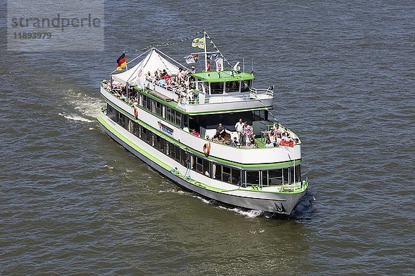 Fahrgastschiff  Rhein  Köln  Nordrhein-Westfalen  Deutschland  Europa