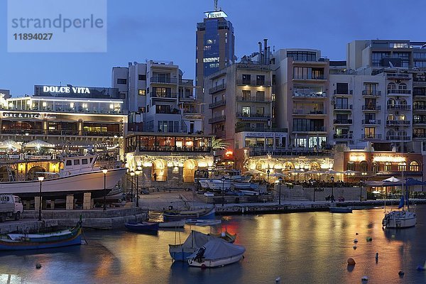 Spinola Bay mit Terrassen-Tavernen und Portomaso Tower  Abendstimmung  St. Julian's  Malta  Europa