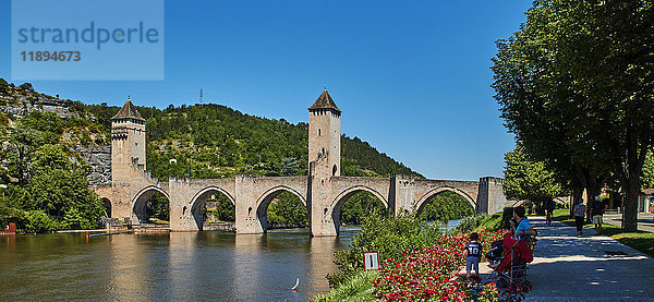 Europa  Frankreich  Okzitanien  Lot  Stadt Cahors  Festungsbrücke Valentré  Fluss Lot