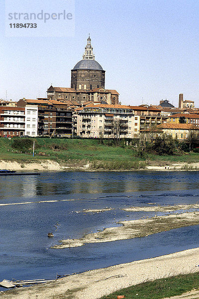Blick auf den Fluss Ticino (im Hintergrund die Kuppel des Doms)  Pavia - Italien