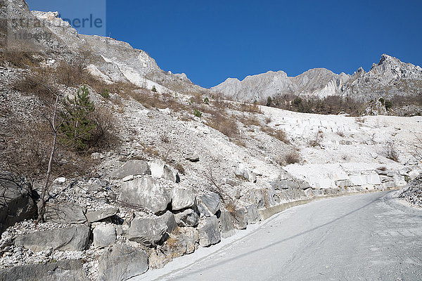 Europa  Italien  Carrara  Marmorsteinbrüche. Carrara-Marmor ist eine Art weißer oder blaugrauer Marmor von hoher Qualität  der gerne für Skulpturen und Gebäudedekor verwendet wird.