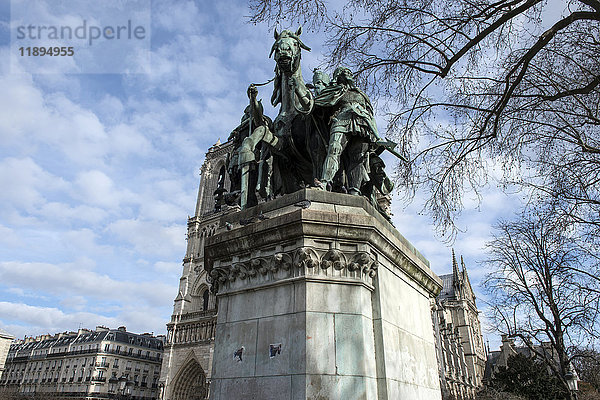 EUROPA  FRANKREICH  PARIS  NOTRE DAME  STATUE VON CHARLEMAGNE