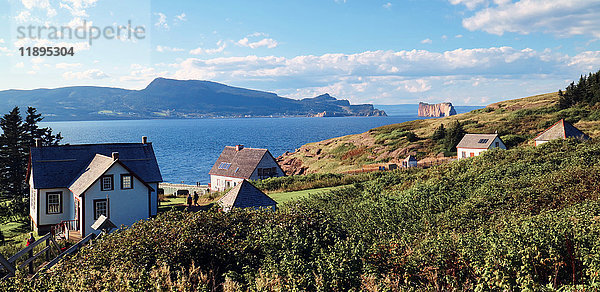 Der Parc national de l'Île-Bonaventure-et-du-Rocher-Percé zeichnet sich durch sein reiches natürliches  historisches und geologisches Erbe aus. An der Spitze der Gaspé-Halbinsel  geformt von der Zeit und dem Meer  befinden sich die Festung der Insel Bonaventure und das prächtige Steinschiff des Percé-Felsens - das touristische Wahrzeichen von Québec.