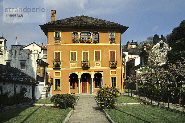 Italien  Piemont  alte Villa im Zentrum von Orta