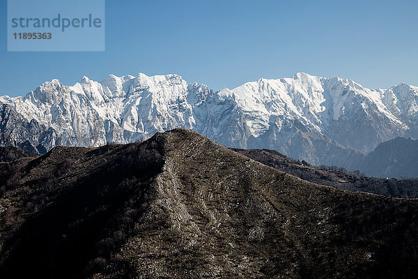 Europa  Italien  Carrara  Marmorsteinbrüche. Carrara-Marmor ist eine Art weißer oder blaugrauer Marmor von hoher Qualität  der gerne für Skulpturen und Gebäudedekor verwendet wird.