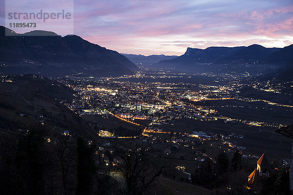 Italien  Trentino Südtirol  Meran  Blick auf das Tal mit Meran