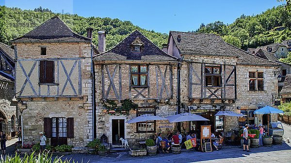 Europa  Frankreich  Okzitanien  Lot  St-Cirq-Lapopie Dorf am Fluss Lot  Dieses mittelalterliche Dorf  gewählt Lieblingsdorf der Franzosen im Jahr 2012  heiratet die Felswand 100 Meter über dem Fluss.