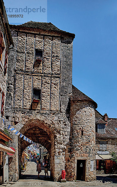 Europa  Frankreich  Okzitanien  Lot  Stadt Rocamadur  Touristische Geschäfte und das Tor Lachs im mittelalterlichen Zentrum von Rocamadur