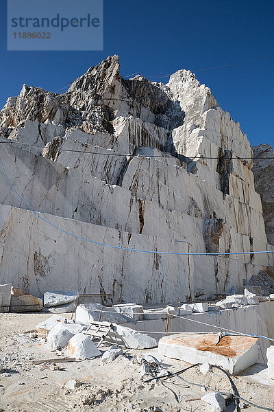 Europa  Italien  Carrara  Marmorsteinbrüche. Carrara-Marmor ist eine Art weißer oder blaugrauer Marmor von hoher Qualität  der gerne für Skulpturen und Gebäudedekor verwendet wird.