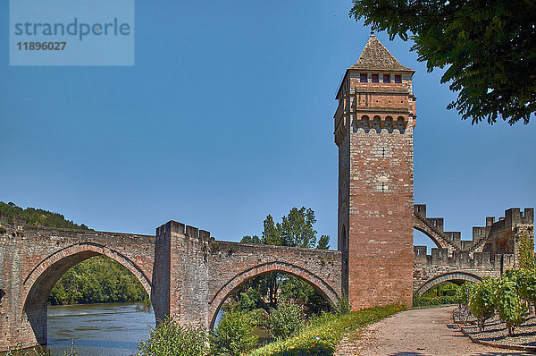Europa  Frankreich  Okzitanien  Lot  Stadt Cahors  Festungsbrücke Valentré  Fluss Lot
