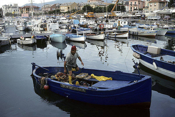 Fischer zum Hafen von Loano  Ligurien  Italien