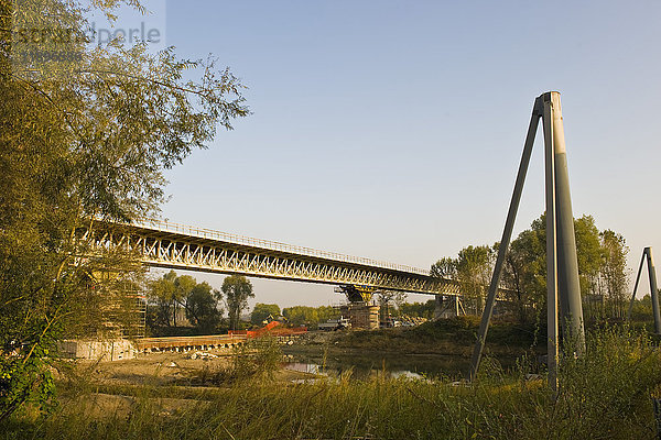 Brücke über den Fluss Po  Piacenza  Italien