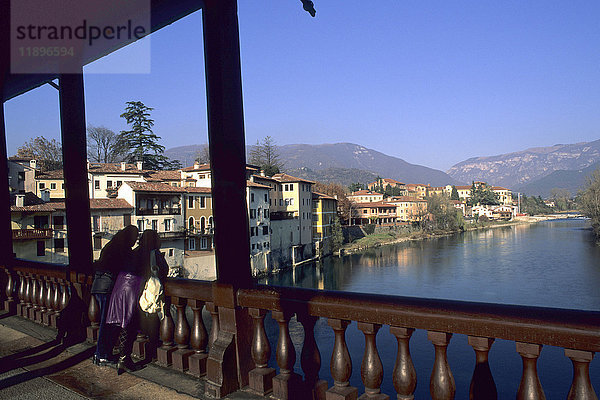 Italien  Venetien  Bassano del Grappa  Die Brücke der italienischen Alpentruppen am Fluss Brenta