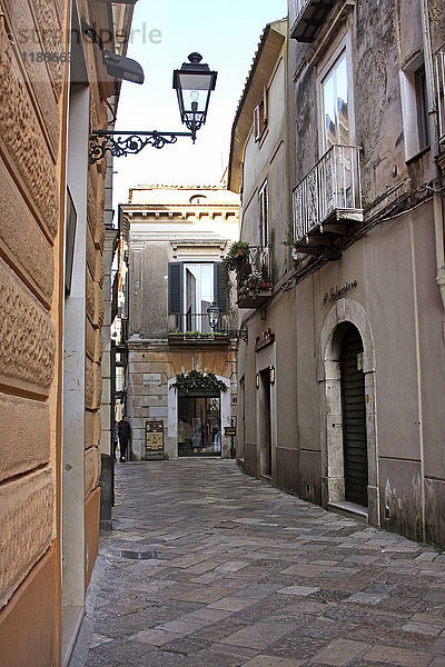 Allee in Sant'Agata de' Goti  Provinz Benevento  Kampanien  Italien