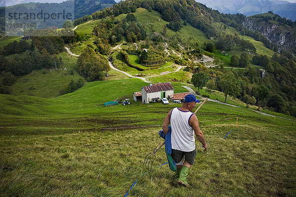 Landwirt  Taleggio-Tal  Lombardei  Italien