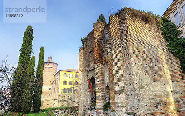 Italien  Lombardei  Lodi  Porta Imperiale und der Turm