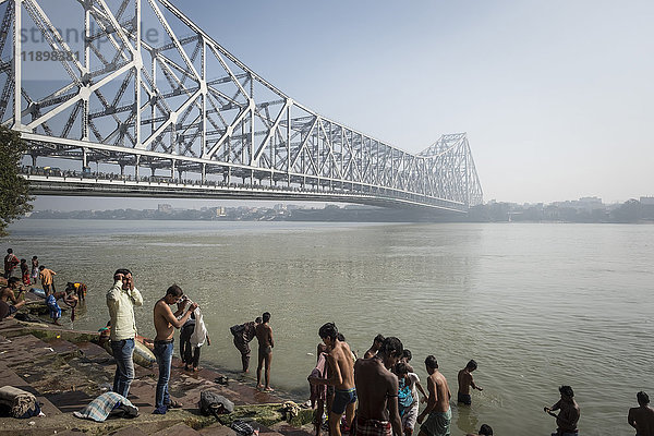 Indien  Westbengalen  Kolkata  Howrah-Brücke  Alltagsleben