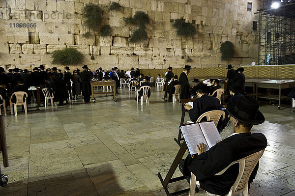 die heilige westmauer in jerusalem altstadt israel. Männer beten an der Klagemauer  Jüdisches Viertel des Westmauerplatzes  Altstadt  Jerusalem  Israel  Naher Osten