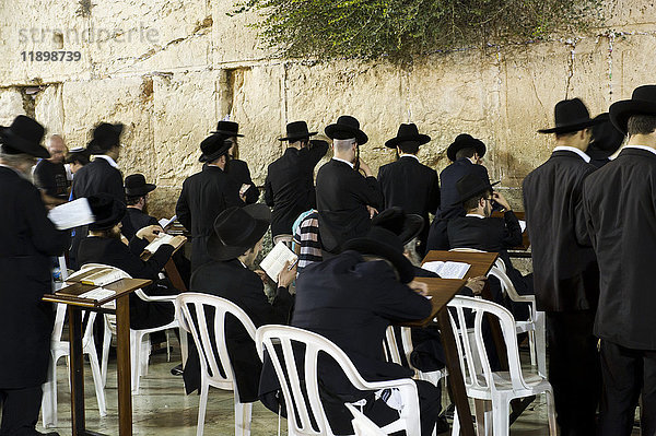 die heilige westmauer in jerusalem altstadt israel. Männer beten an der Klagemauer  Jüdisches Viertel des Westmauerplatzes  Altstadt  Jerusalem  Israel  Naher Osten