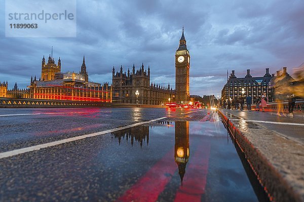 Westminster Bridge  Palace of Westminster  Houses of Parliament mit Spiegelung  Big Ben  City of Westminster  London  England  Vereinigtes Königreich  Europa