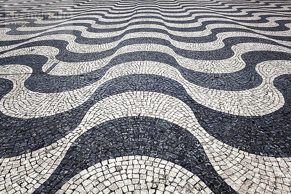 Mosaikpflaster  schwarz und weiß  wellenförmiges Pflaster  Rossio-Platz  Lissabon  Portugal  Europa