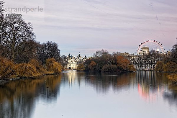 St. James's Park mit Horseguard Building  St. James's Park Lake und London Eye  London  England  Vereinigtes Königreich  Europa