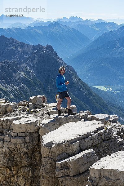 Wanderer mit Blick auf Landschaft  Berge und Alpen  Gipfel des Hochvogels  Allgäu  Allgäuer Hochalpen  Bayern  Deutschland  Europa