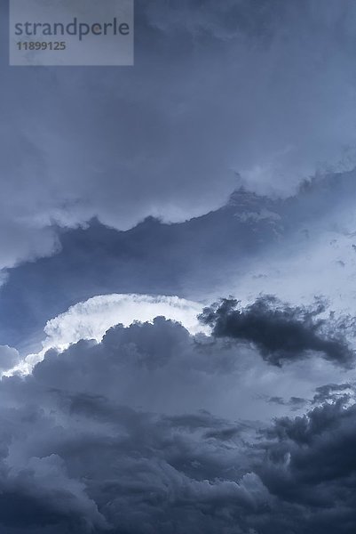 Aufziehende Gewitterwolken  Bayern  Deutschland  Europa