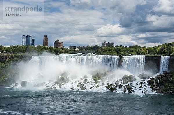 Überblick über die American Falls  Teil der Niagarafälle  Ontario  Kanada  Nordamerika