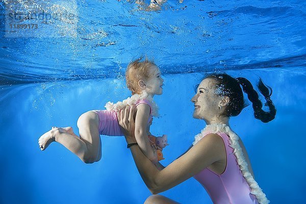 Kleines Mädchen mit Mutter unter Wasser  Ukraine  Europa