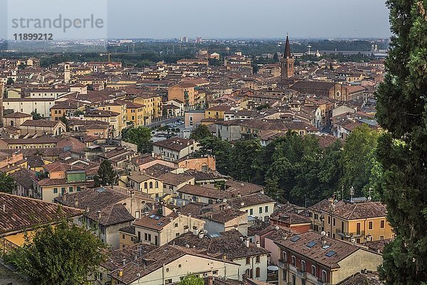 Blick vom Hügel San Pietro auf die Altstadt  Verona  Venetien  Italien  Europa