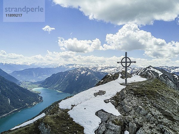 Blick auf Achensee und Seekarspitze mit Gipfelkreuz im Frühling  Luftbild  Alpenpanorama  Tirol  Österreich  Europa