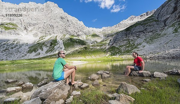 Wanderer machen eine Pause  Bergsee am Printz-Luitpolt-Haus  Allgäuer Alpen  Bad Hindelang  Allgäu  Bayern  Deutschland  Europa