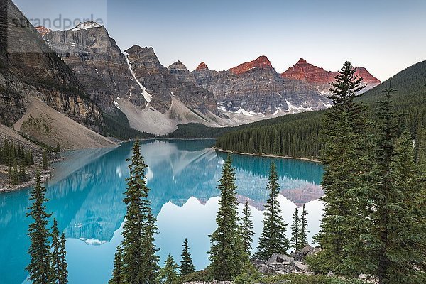 Moraine Lake  Morgenstimmung  Tal der zehn Zinnen  Kanadische Rocky Mountains  Banff National Park  Alberta  Kanada  Nordamerika