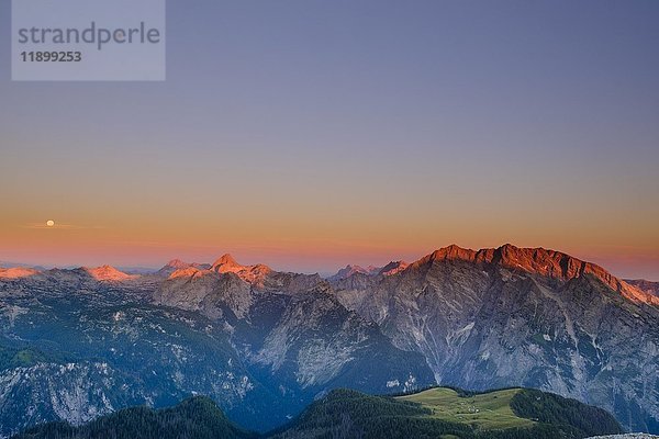 Sonnenaufgang am Watzmann rechts und Steinernes Meer links  Berchtesgadener Alpen  Berchtesgaden  Bayern  Deutschland  Europa