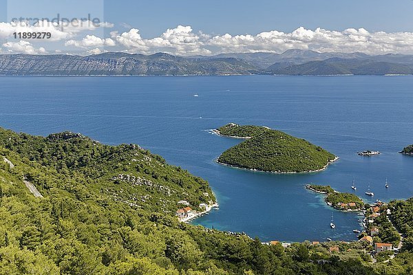 Hafen von Prozurska Luka mit Blick auf das kroatische Festland  Insel Mljet  Dubrovnik-Neretva  Dalmatien  Kroatien  Europa