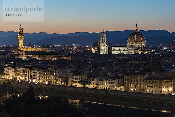 Panoramablick vom Piazzale Michelangelo  Stadtbild in der Abenddämmerung mit Dom  Duomo Santa Maria del Fiore  Palazzo Vecchio  Florenz  Toskana  Italien  Europa