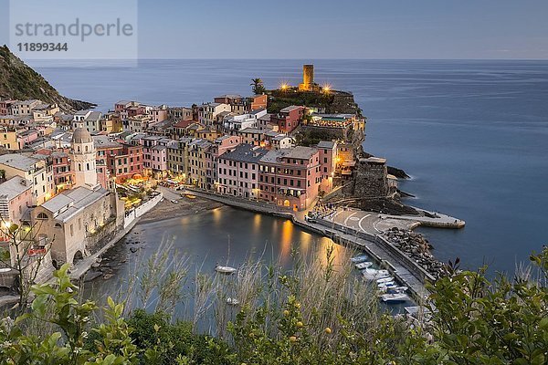 Stadtbild  bunte Häuser  Abendstimmung  Vernazza  Nationalpark Cinque Terre  Ligurien  Italien  Europa
