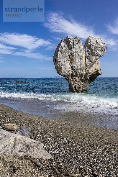 Felsen in Herzform im Meer  Preveli Beach  Agios Vasilios  Rethymno  Kreta  Griechenland  Europa