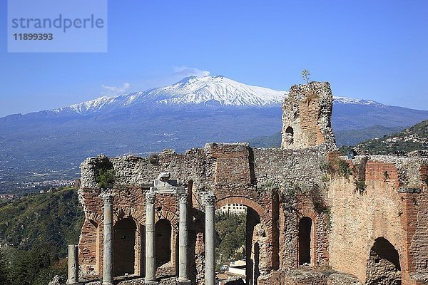 Ruinen des Amphitheaters  Teatro Antico di Taormina  mit Blick auf den Vulkan Ätna  Taormina  Sizilien  Italien  Europa