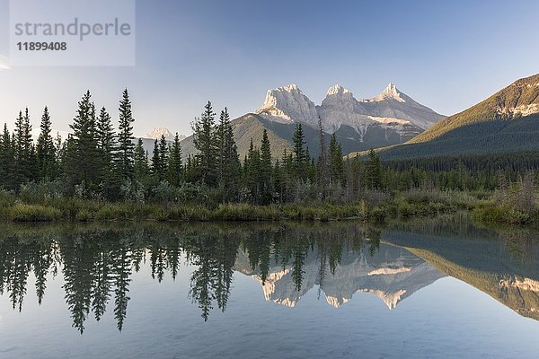 Three Sisters spiegeln sich im ruhigen Wasser  Morgenstimmung  Bow River  Canmore  Banff National Park  Alberta  Kanada  Nordamerika