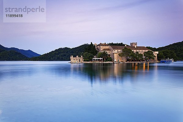Benediktinerkloster auf der Insel St. Maria in Veliko Jezero  Großer See  Nationalpark Mljet  Insel Mljet  Dubrovnik-Neretva  Dalmatien  Kroatien  Europa