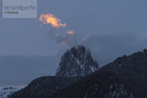 Langkofel im Sonnenaufgang  Wolke im Licht  Seiser Alm  Südtirol  Italien  Europa