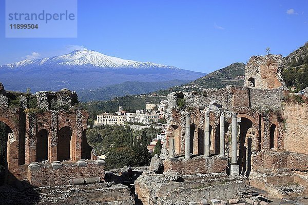 Ruinen des Amphitheaters  Teatro Antico di Taormina  mit Blick auf den Vulkan Ätna  Taormina  Sizilien  Italien  Europa