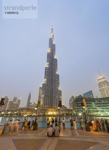 Blick auf den Burj Khalifa  blaue Stunde  Dubai  Emirat Dubai  Vereinigte Arabische Emirate  Asien